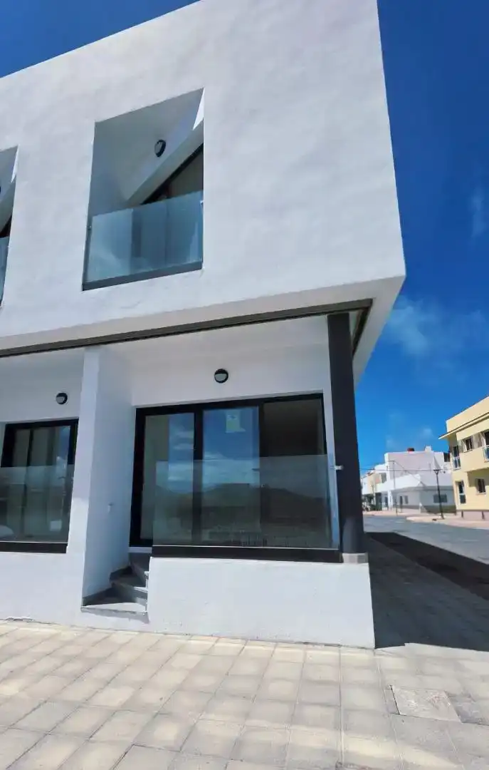 Vista exterior de Dúplex en venta en La Oliva con Trastero y Balcón