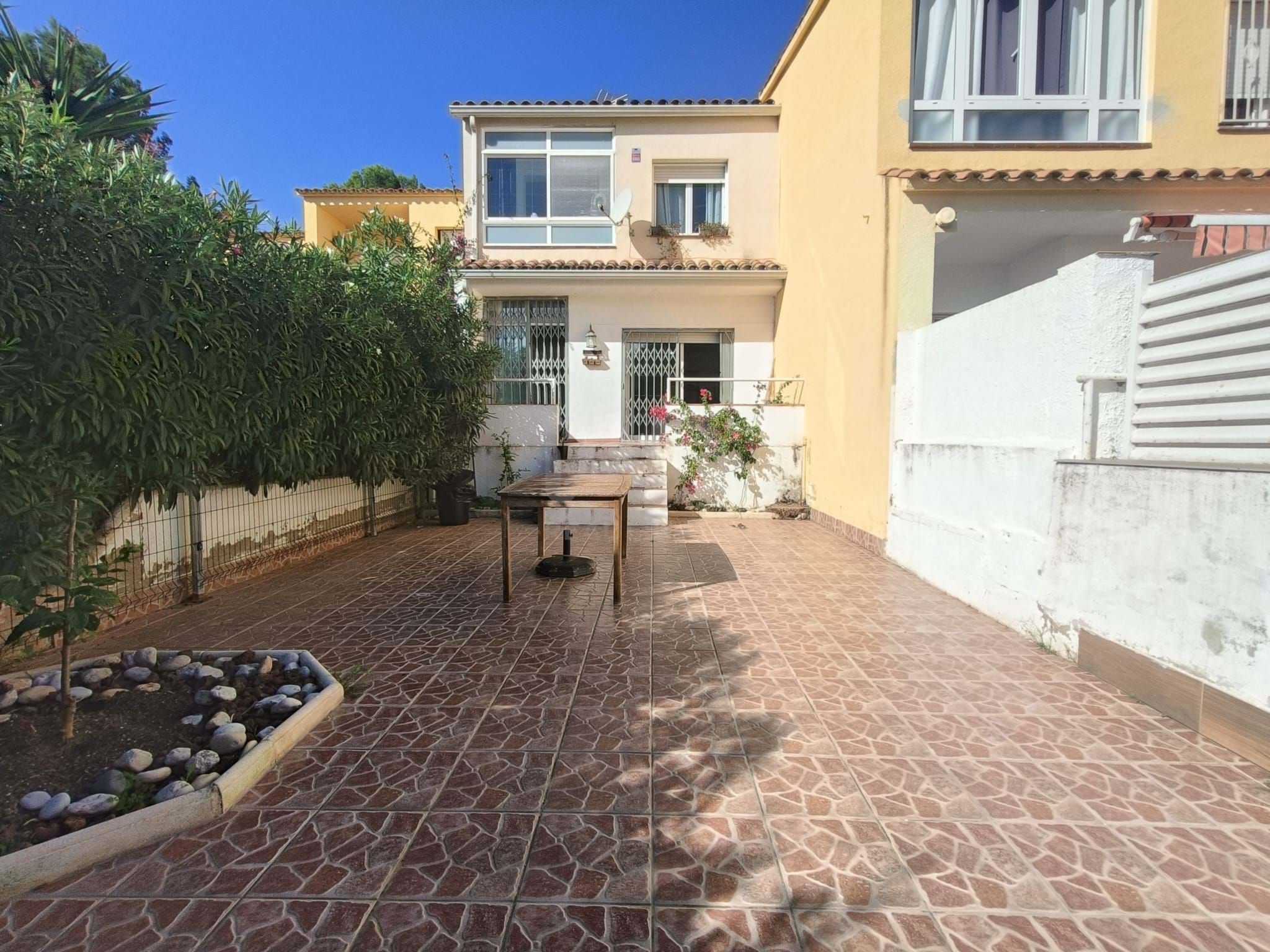 Vista exterior de Casa adosada en venda en Vandellòs i l'Hospitalet de l'Infant amb Calefacció i Terrassa