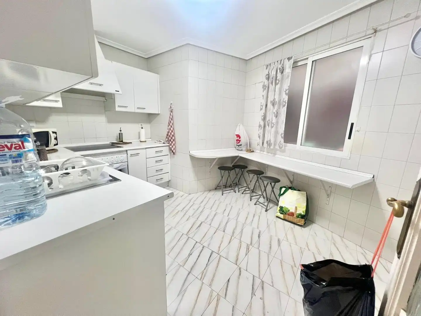 Cocina de Apartamento de alquiler en Torrevieja con Terraza, Amueblado y Lavadora