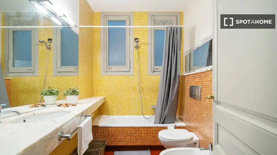 Baño de Piso para compartir en Barcelona con Aire acondicionado, Calefacción y Amueblado