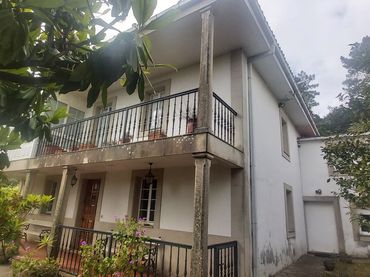 House with garden for sale in Rosalía de Castro