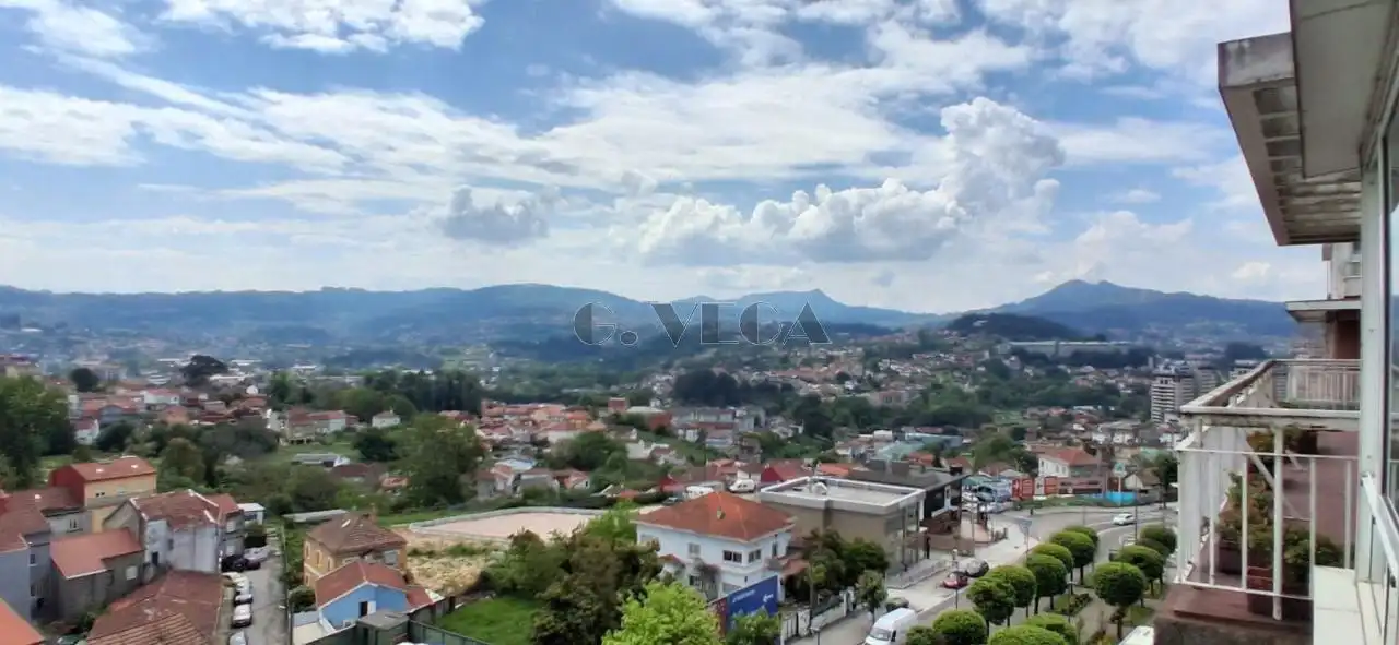 Vista exterior de Piso en venta en Vigo  con Calefacción y Parquet