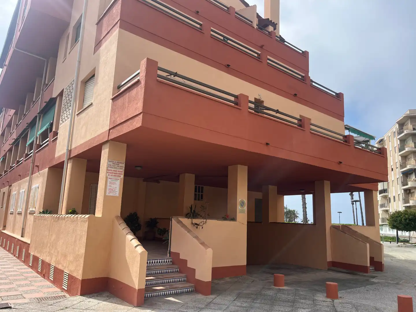 Vista exterior de Piso en venta en Salobreña con Terraza, Trastero y Piscina comunitaria