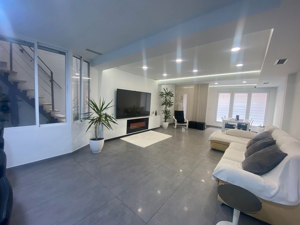 Sala d'estar de Dúplex en venda en Elche / Elx amb Aire condicionat, Calefacció i Moblat