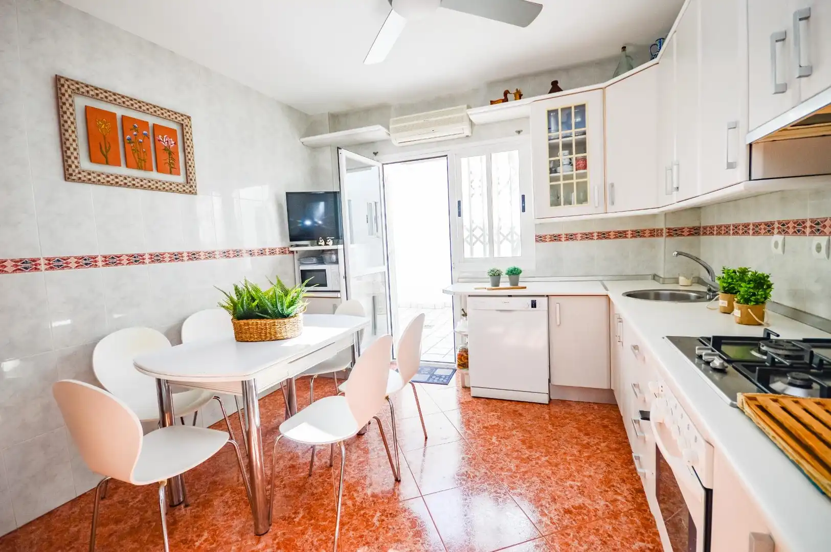 Küche von Einfamilien-Reihenhaus zum Verkauf in Almería mit Klimaanlage und Abstellraum