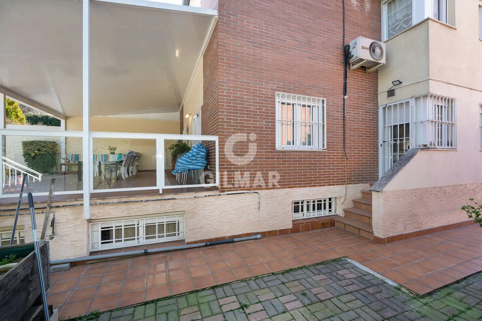 Vista exterior de Casa adosada en venta en Coslada con Calefacción, Jardín privado y Piscina