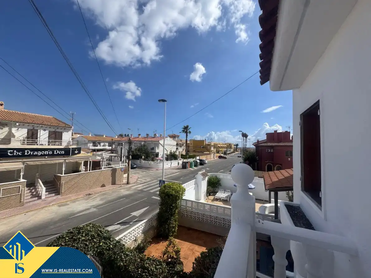 Vista exterior de Casa adosada en venda en Torrevieja amb Calefacció, Jardí privat i Terrassa