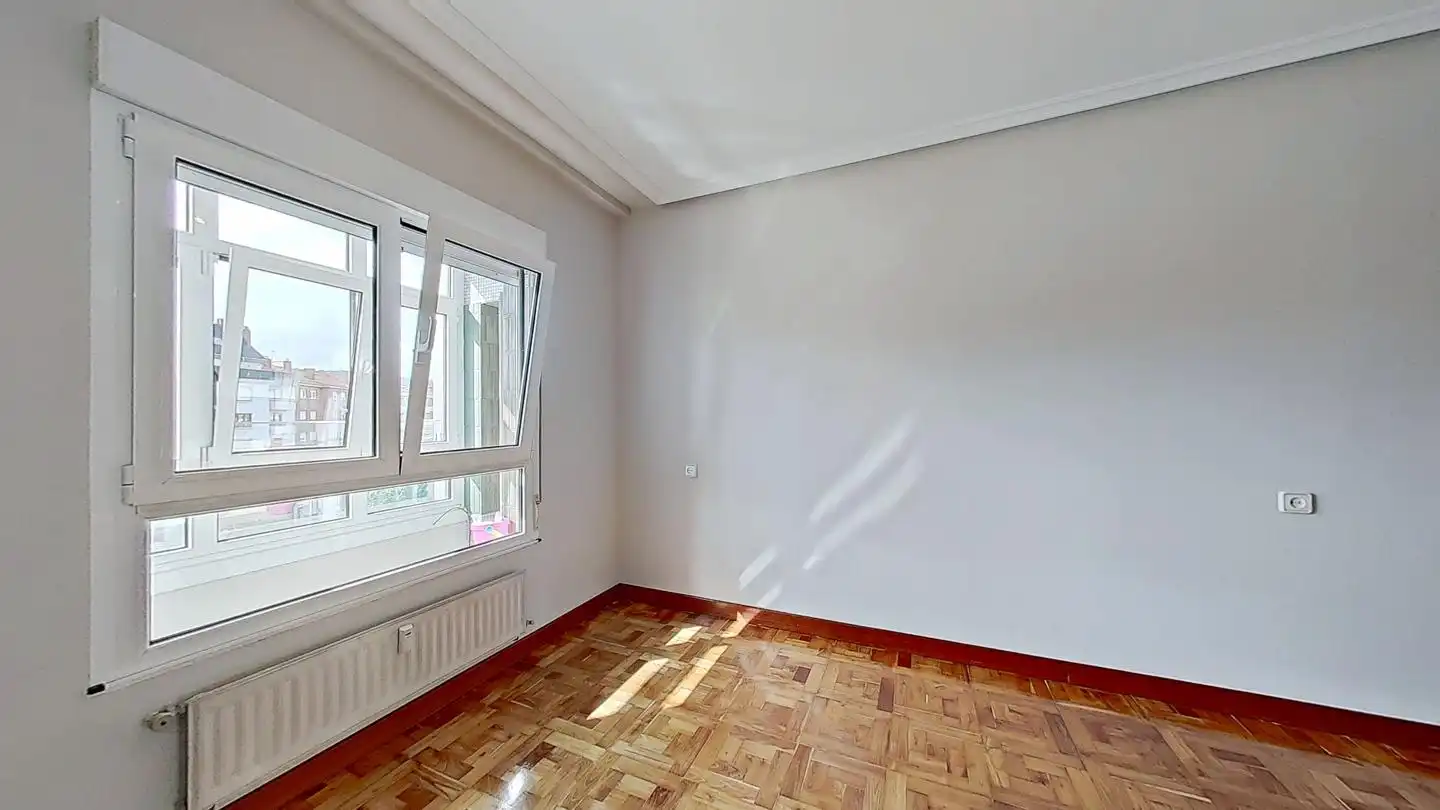 Dormitori de Pis en venda en Oviedo  amb Calefacció, Parquet i Terrassa