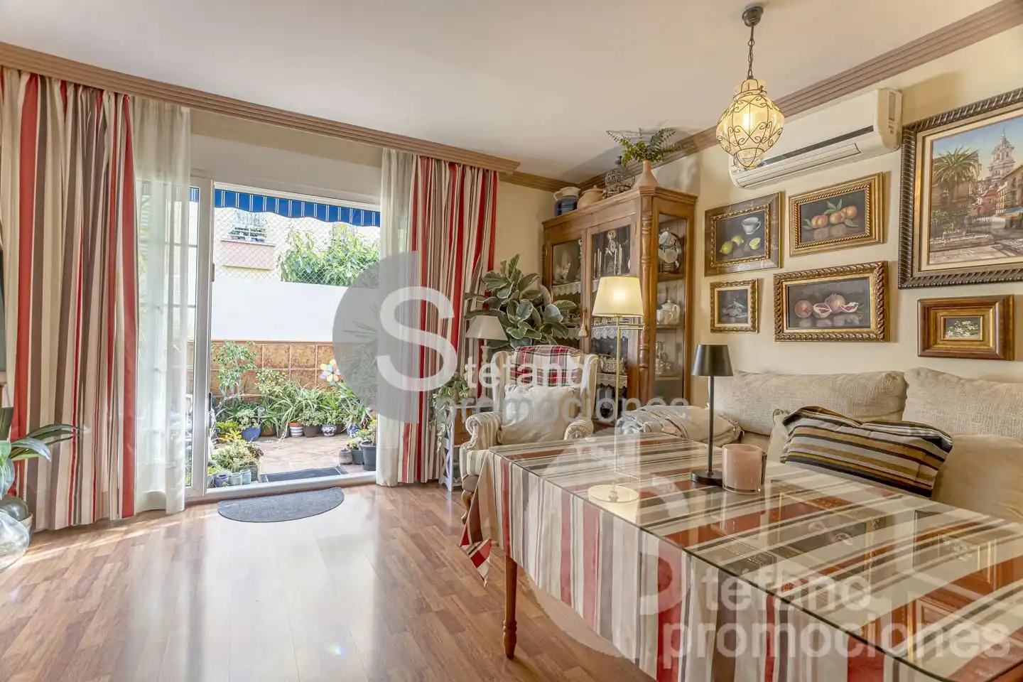 Sala d'estar de Casa adosada en venda en Málaga amb Aire condicionat, Terrassa i Traster