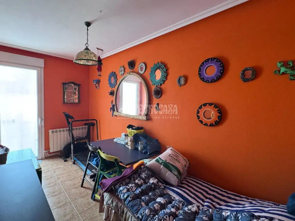 Dormitori de Casa adosada en venda en Villasabariego amb Domòtica i Piscina comunitària