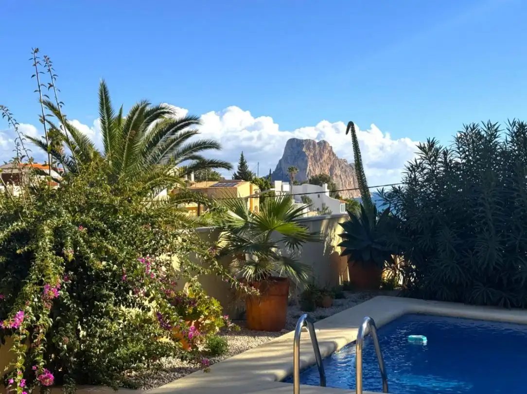 Außenansicht von Haus oder Chalet zum Verkauf in Calpe / Calp mit Klimaanlage, Heizung und Privatgarten
