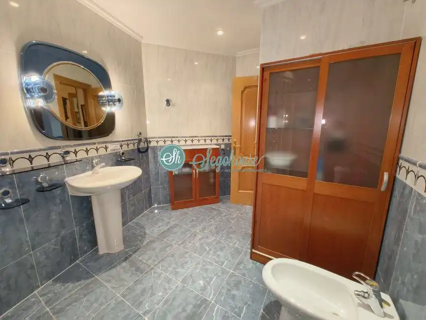 Badezimmer von Wohnung zur Miete in Segovia mit Heizung, Parkett und Möbliert