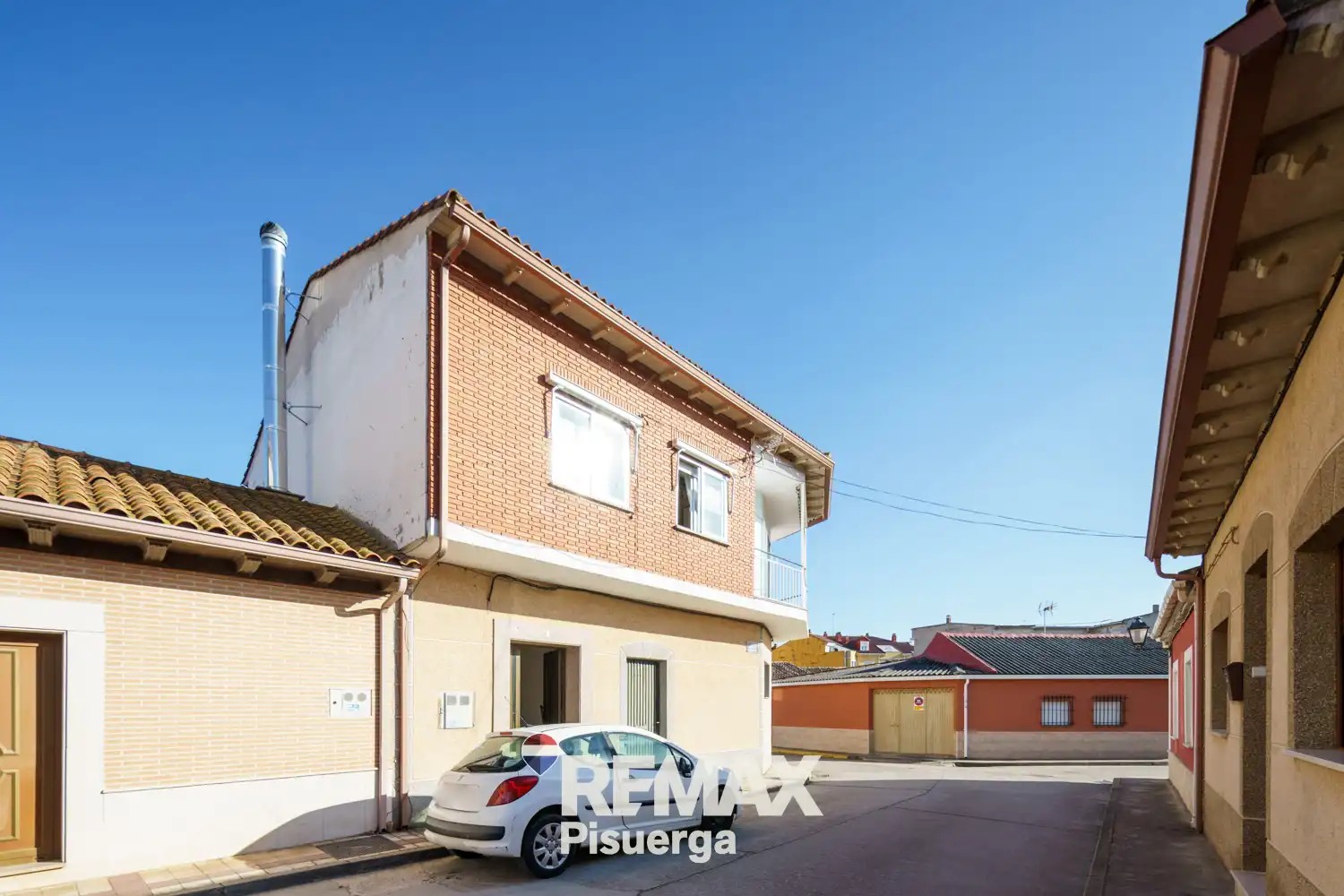 Vista exterior de Casa o xalet en venda en Venta de Baños amb Jardí privat, Terrassa i Traster