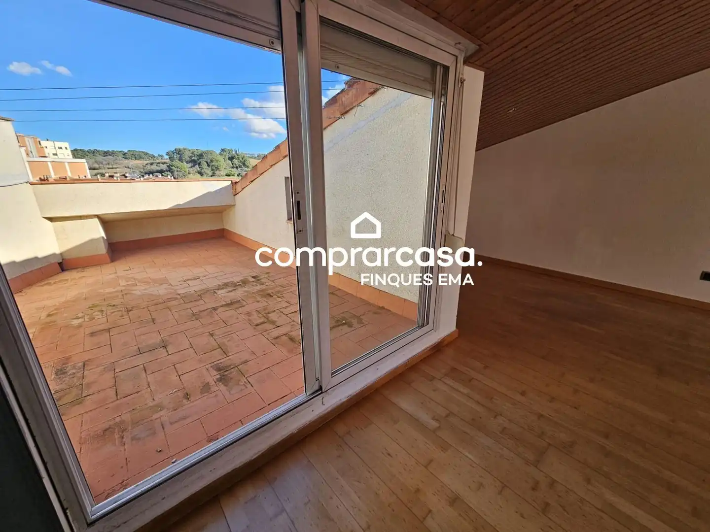 Vista exterior de Àtic en venda en Rubí amb Terrassa, Balcó i Piscina comunitària