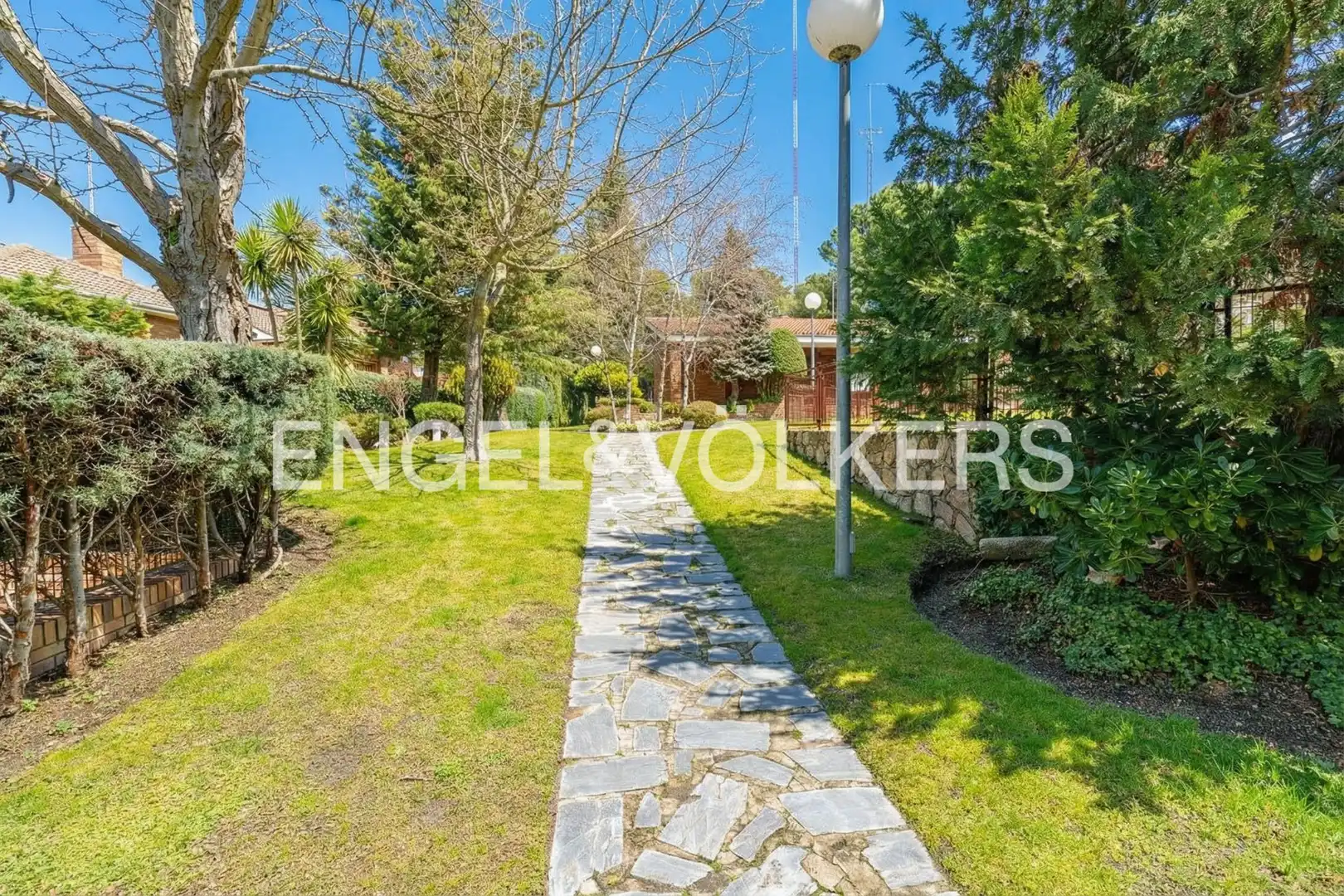 Vista exterior de Casa o xalet en venda en Majadahonda amb Aire condicionat, Calefacció i Jardí privat