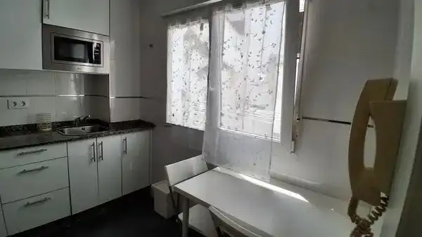 Cuina de Apartament en venda en Gijón  amb Calefacció, Moblat i Balcó