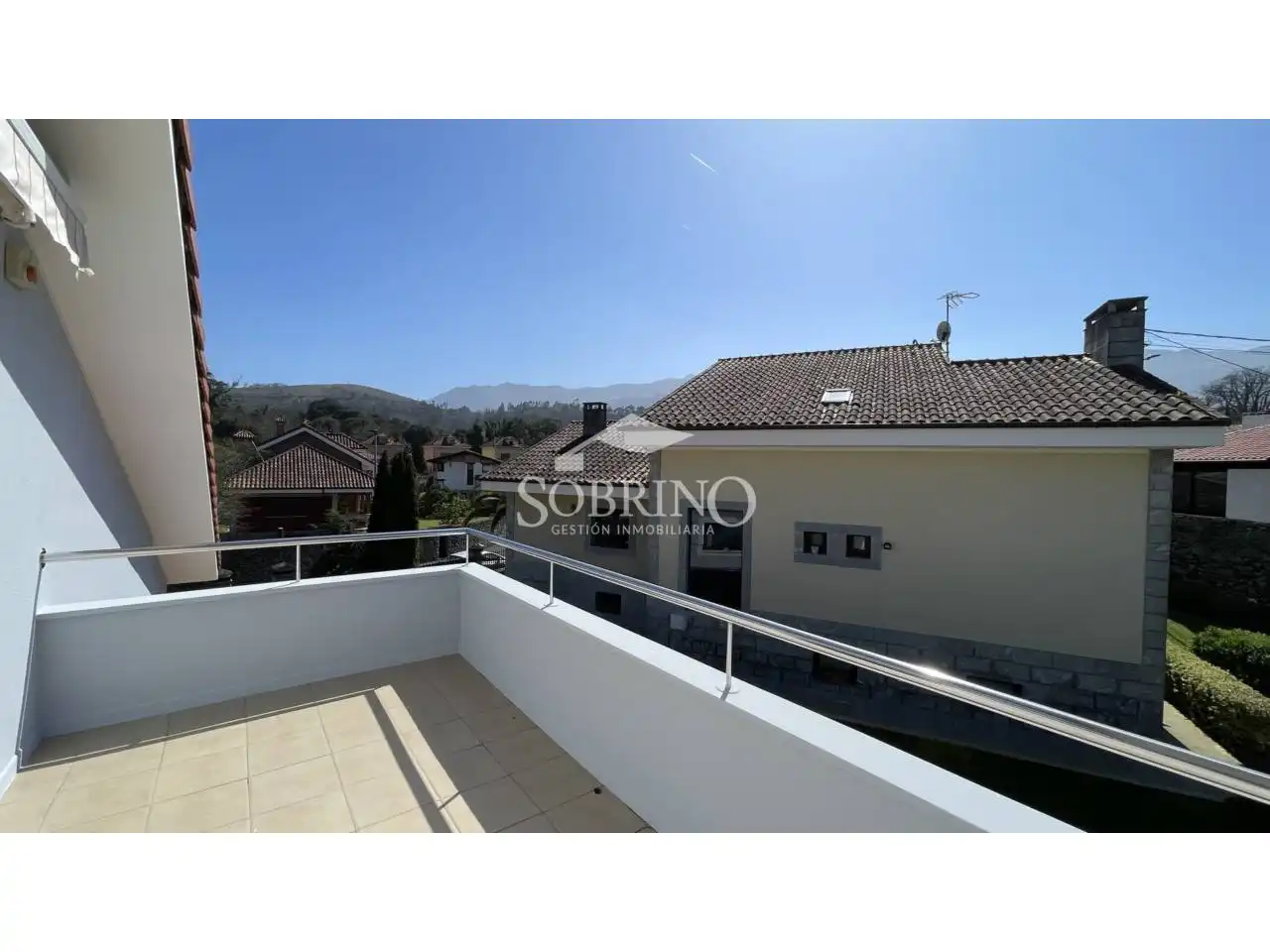 Vista exterior de Casa o xalet en venda en Llanes amb Calefacció, Jardí privat i Terrassa