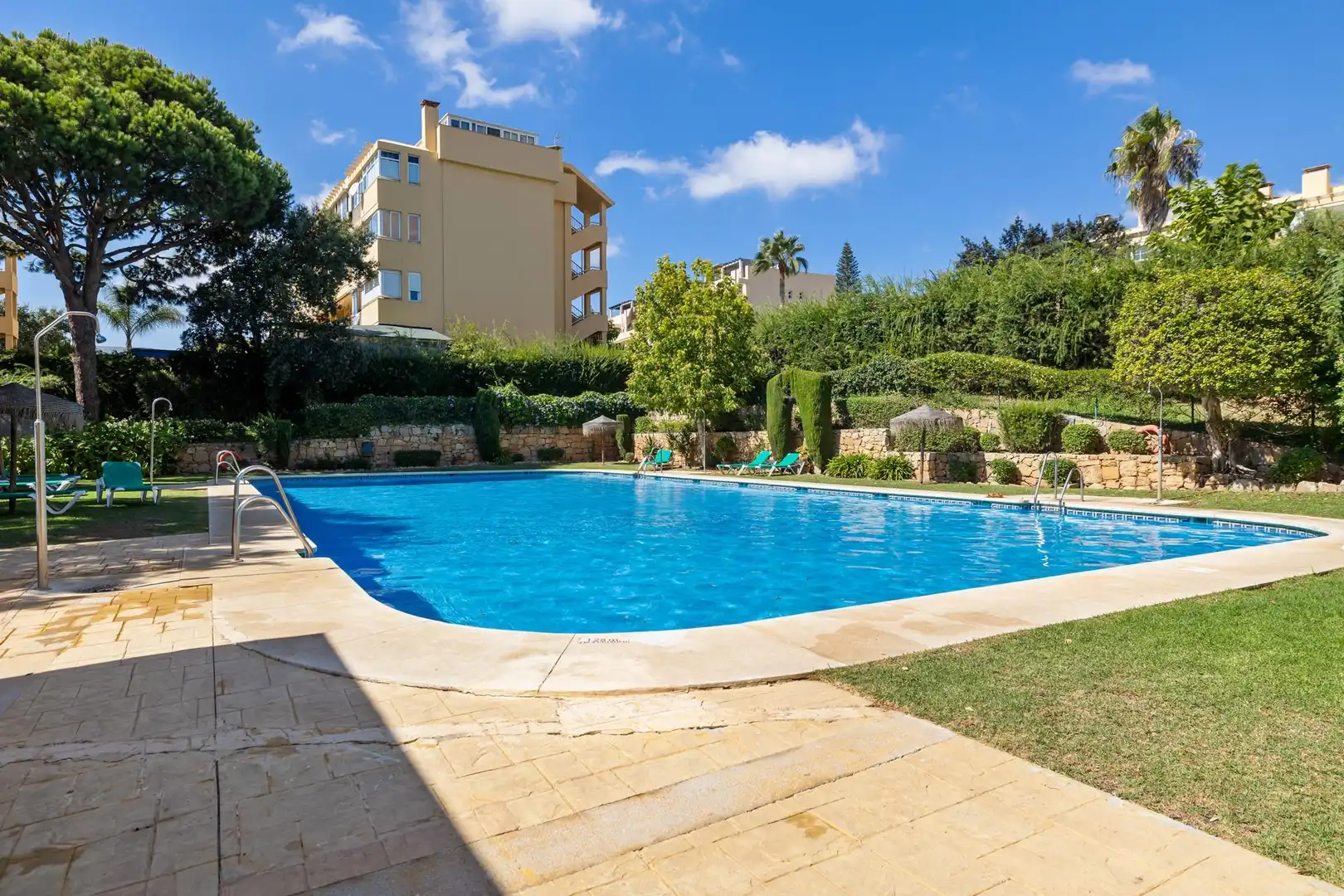 Schwimmbecken von Wohnung zur Miete in Mijas mit Klimaanlage, Heizung und Privatgarten