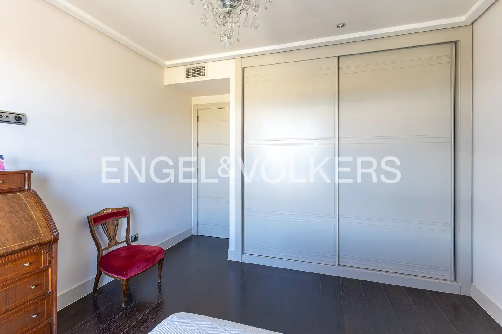 Schlafzimmer von Einfamilien-Reihenhaus zum Verkauf in Majadahonda mit Klimaanlage, Heizung und Privatgarten
