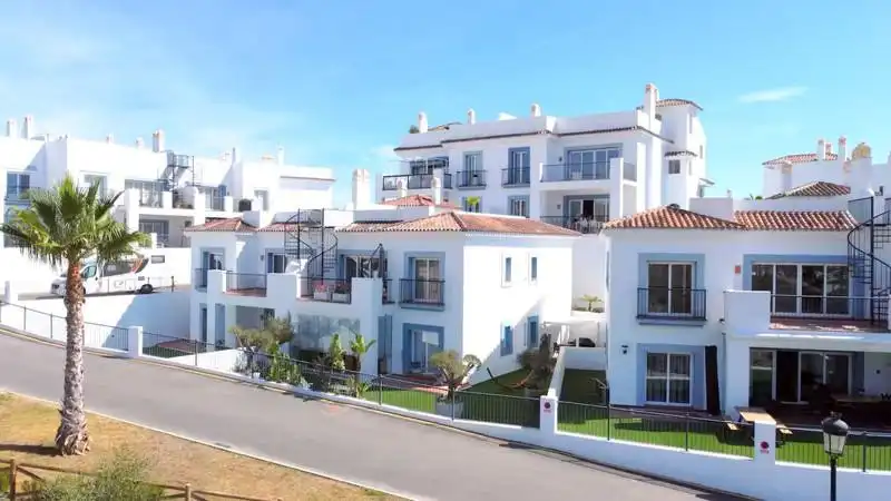 Vista exterior de Planta baixa de lloguer en Benahavís amb Aire condicionat, Jardí privat i Terrassa
