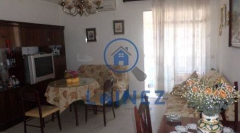 Piso de 75 m2 con un patio que tiene 2 naves con un total de 400 m2. El piso dispone de 2 dormitorios, salón comedor, baño, cocina, imatge 4