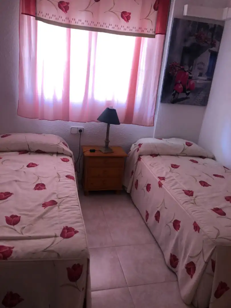 Dormitori de Pis de lloguer en Cambrils amb Aire condicionat, Terrassa i Moblat