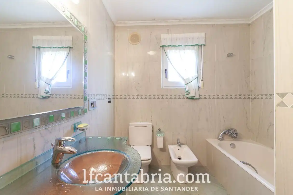 Baño de Casa o chalet en venta en Santa Cruz de Bezana con Calefacción, Jardín privado y Trastero