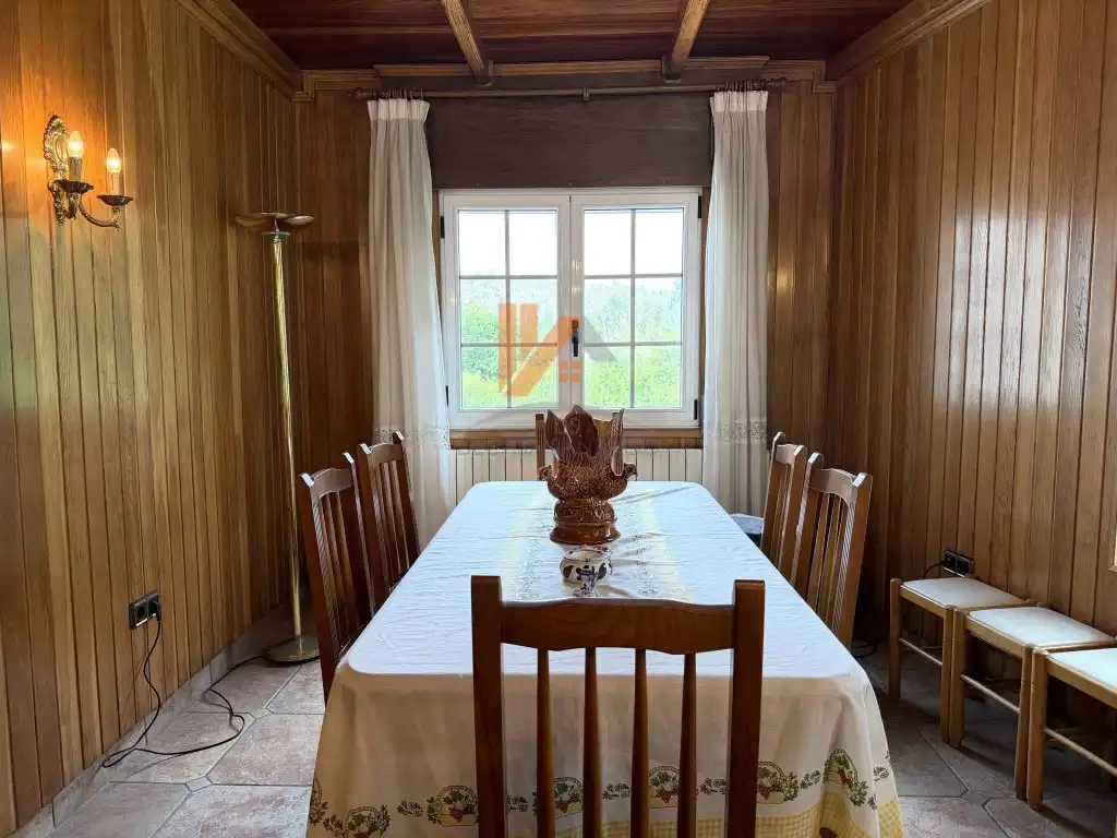 Menjador de Casa o xalet en venda en Santiago de Compostela  amb Jardí privat, Moblat i Forn