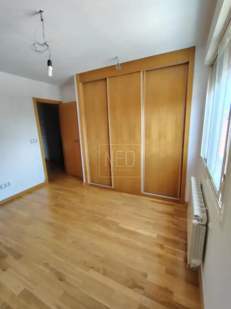 Habitación de Casa adosada en venta en Villalbilla con Aire acondicionado, Calefacción y Jardín privado