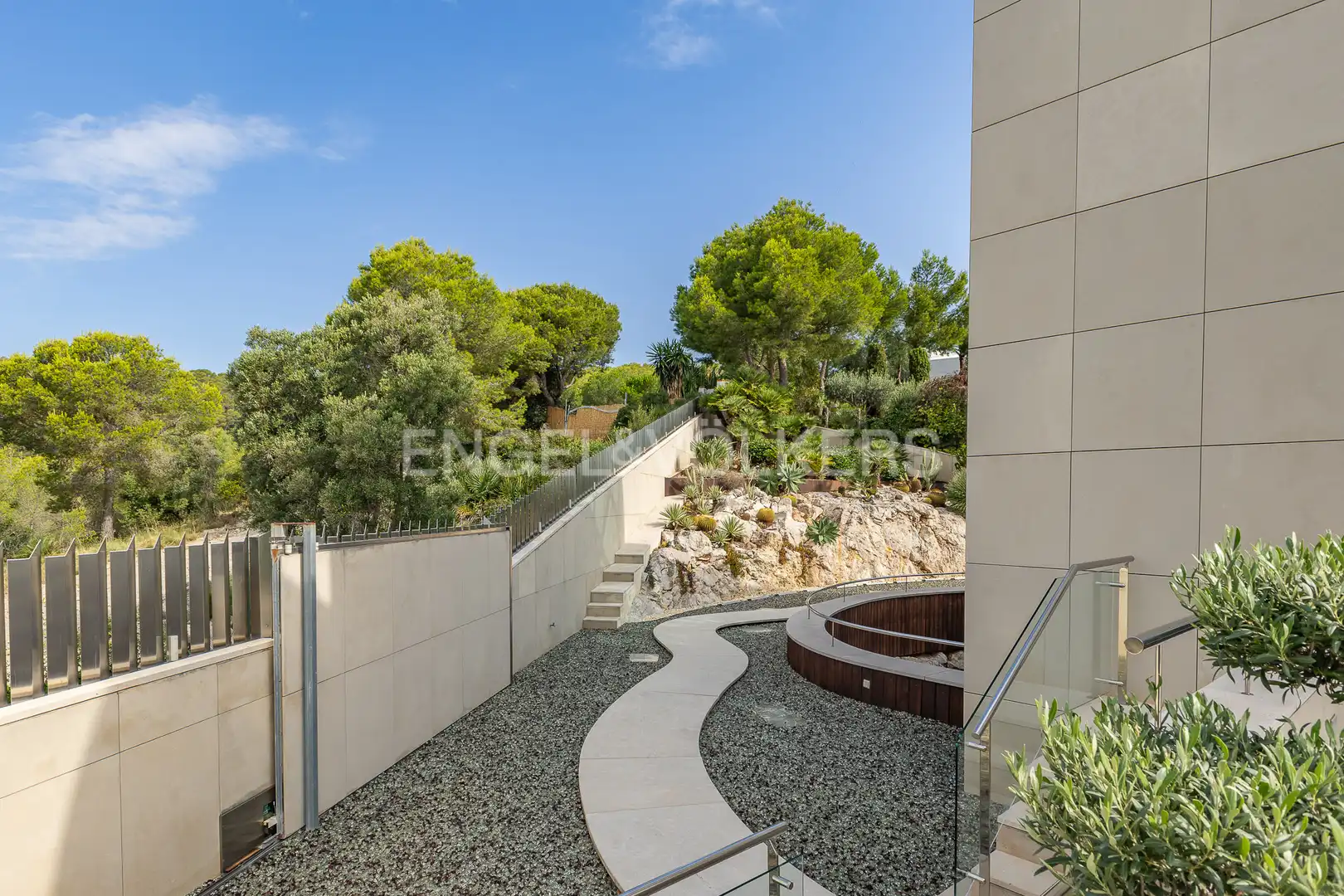 Vista exterior de Casa o xalet en venda en Sitges amb Aire condicionat, Calefacció i Jardí privat