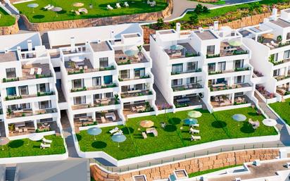 Vista exterior de Apartament en venda en Estepona amb Aire condicionat, Terrassa i Piscina