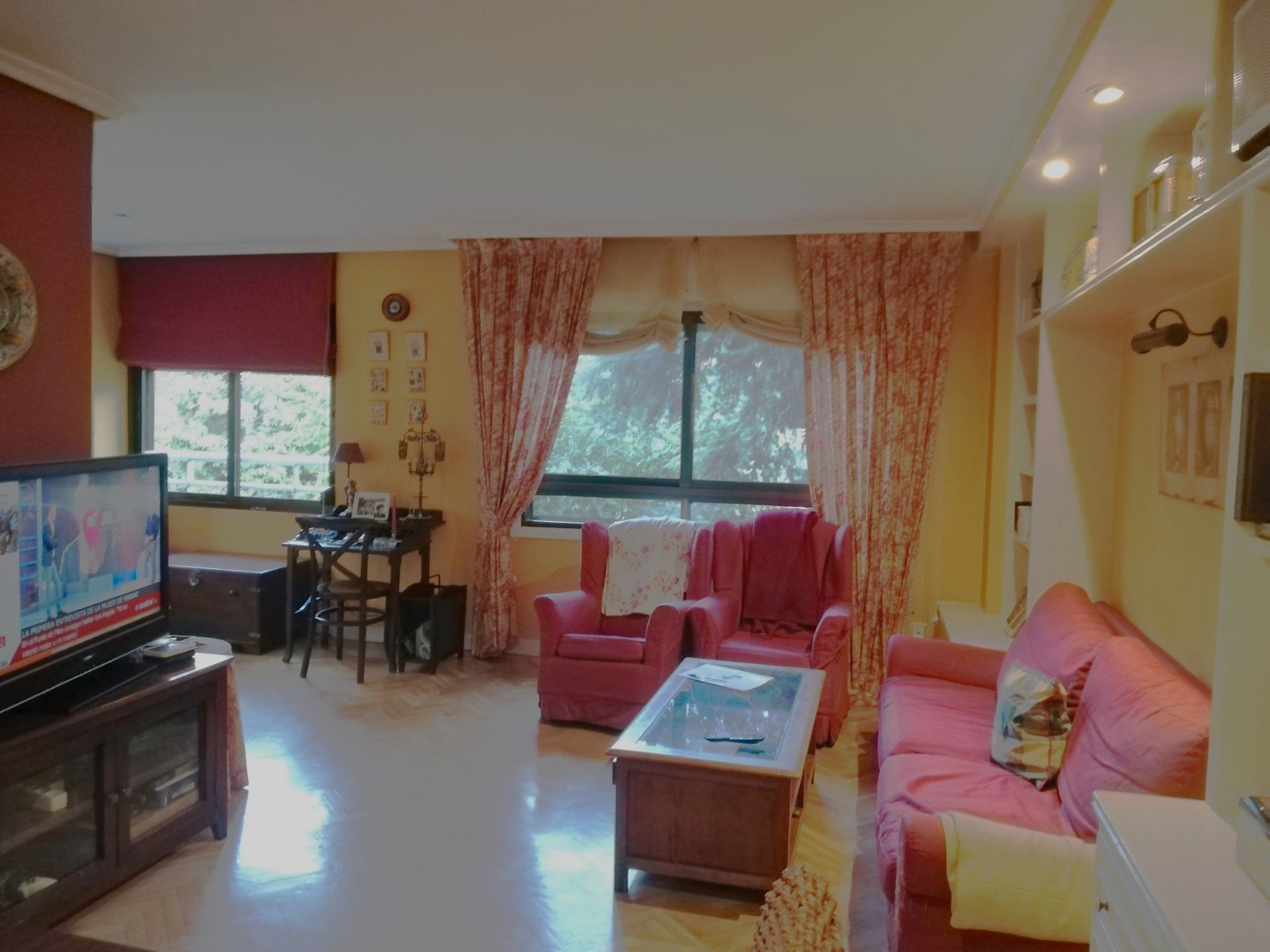 Living room of Flat for sale in Pozuelo de Alarcón  with Air Conditioner, Heating and Parquet flooring