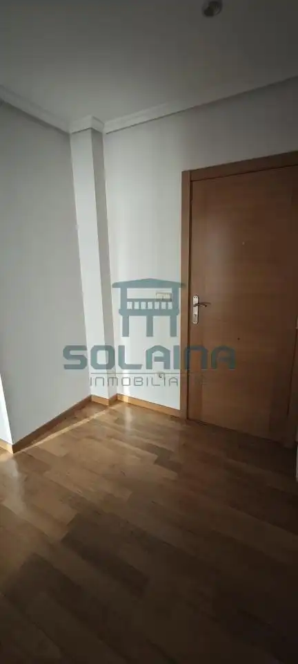 Dormitori de Apartament de lloguer en Ourense Capital  amb Calefacció, Traster i Balcó