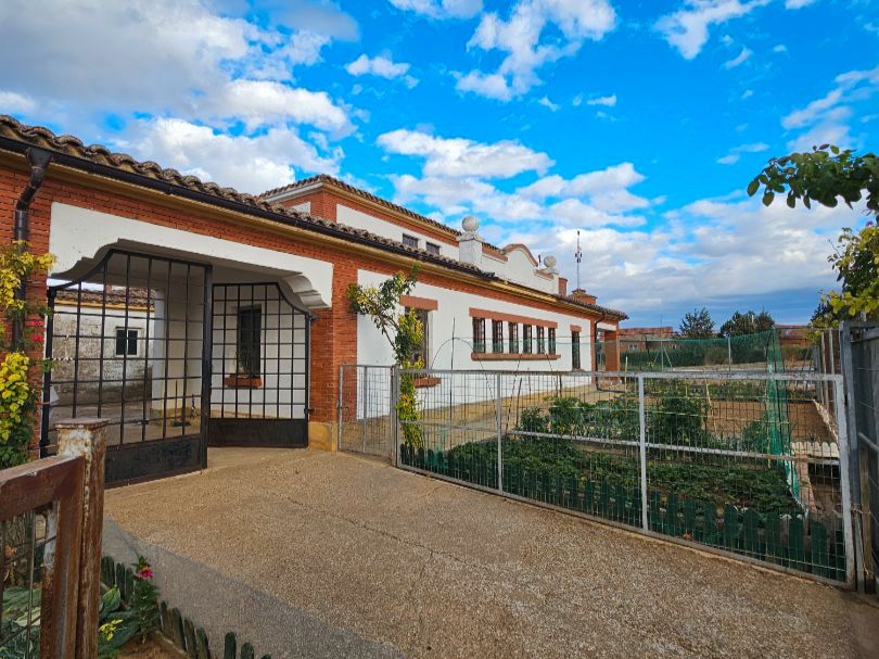 Vista exterior de Local en venda en Osorno la Mayor amb Terrassa