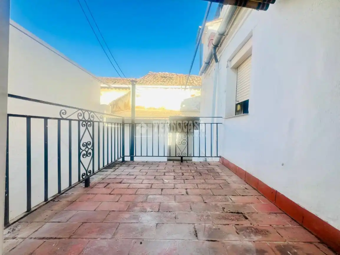 Vista exterior de Casa o xalet en venda en Puente Genil amb Aire condicionat, Calefacció i Balcó