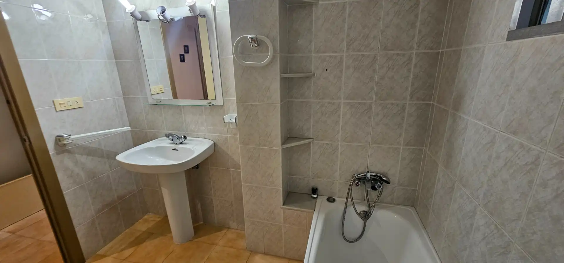 Bany de Casa o xalet en venda en Corbera amb Terrassa, Moblat i Balcó