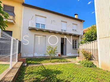 House with balcony for sale in Olot