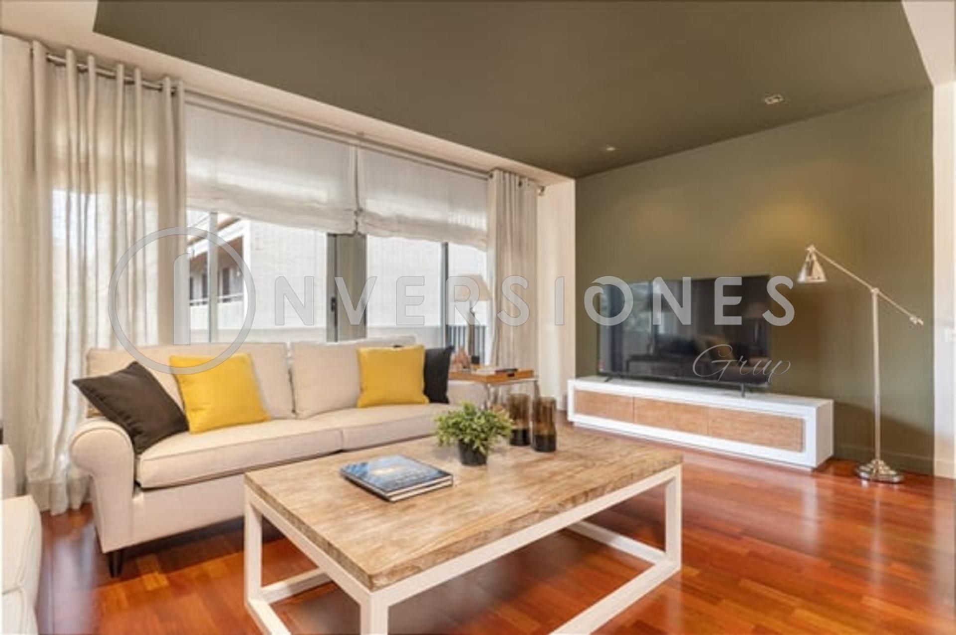 Sala d'estar de Apartament de lloguer en L'Hospitalet de Llobregat amb Parquet i Terrassa