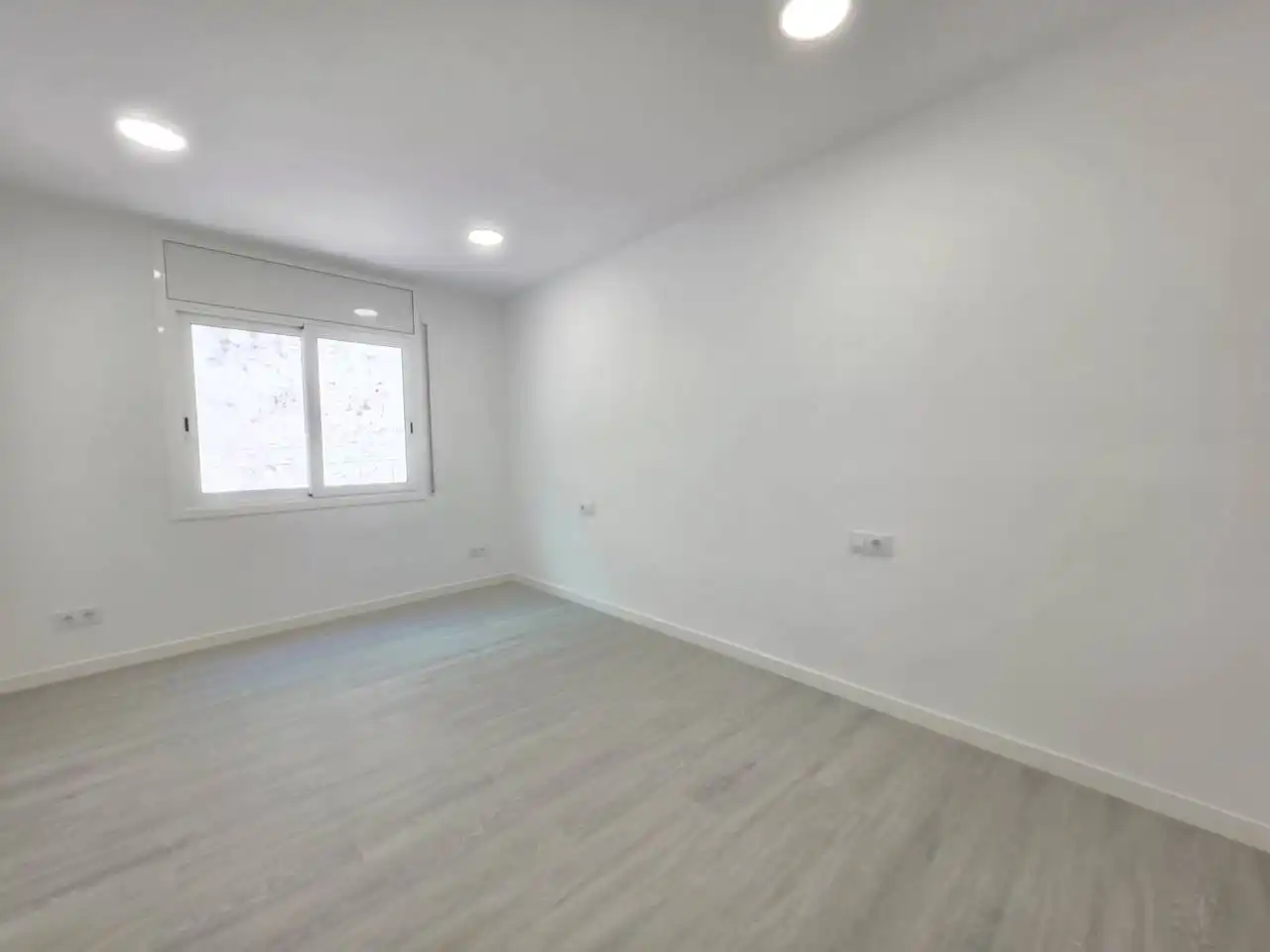 Schlafzimmer von Wohnung zum Verkauf in Barcelona mit Klimaanlage, Parkett und Terrasse