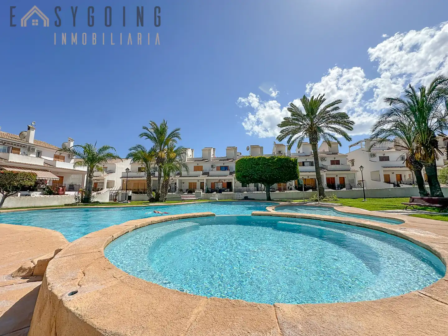 Außenansicht von Einfamilien-Reihenhaus zum Verkauf in Santa Pola mit Klimaanlage, Terrasse und Gemeinschaftspool