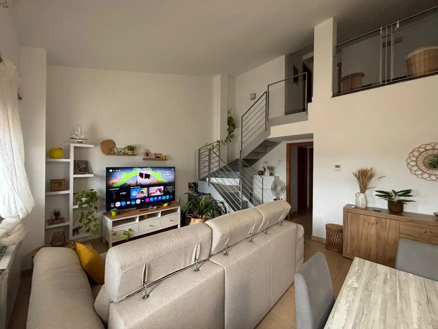 Sala d'estar de Dúplex en venda en Girona amb Aire condicionat i Moblat