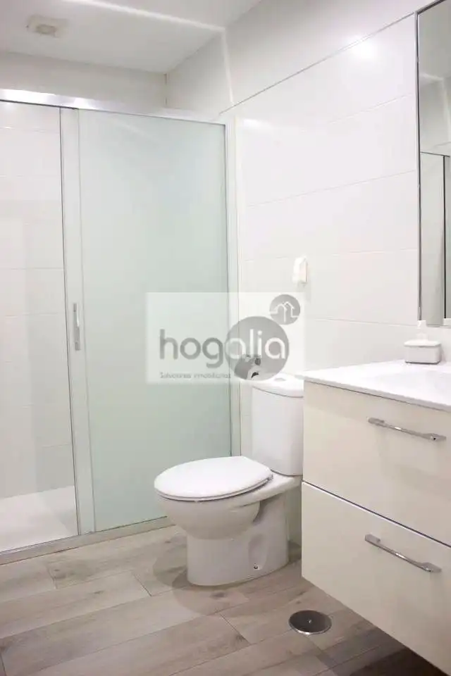 Bathroom of Flat for rent in Sevilla  with Air Conditioner and Furnished