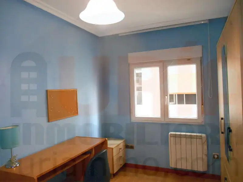 Habitación de Piso en venta en Oviedo  con Calefacción, Trastero y Amueblado