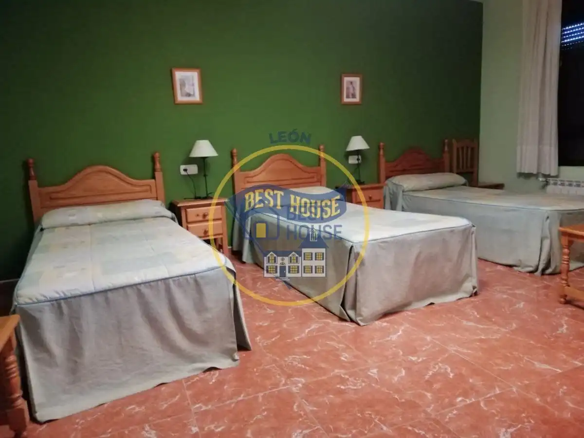 Dormitori de Edifici en venda en El Burgo Ranero  amb Alarma