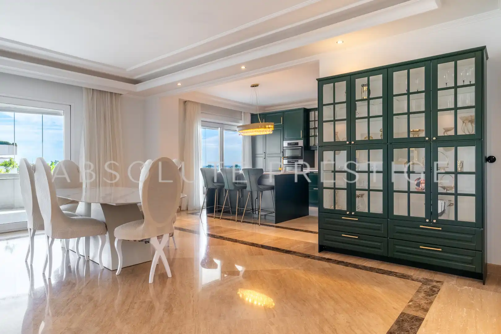 Menjador de Apartament en venda en Marbella amb Aire condicionat, Terrassa i Piscina