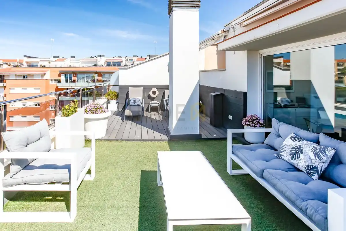 Terraza de Ático en venta en Sitges con Aire acondicionado, Calefacción y Piscina comunitaria