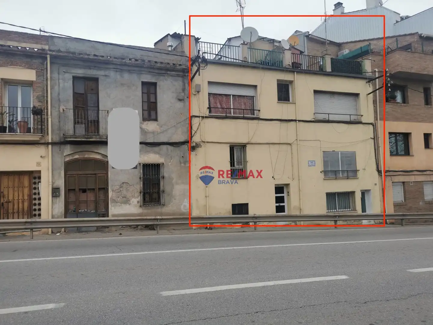 Vista exterior de Edifici en venda en La Roca del Vallès