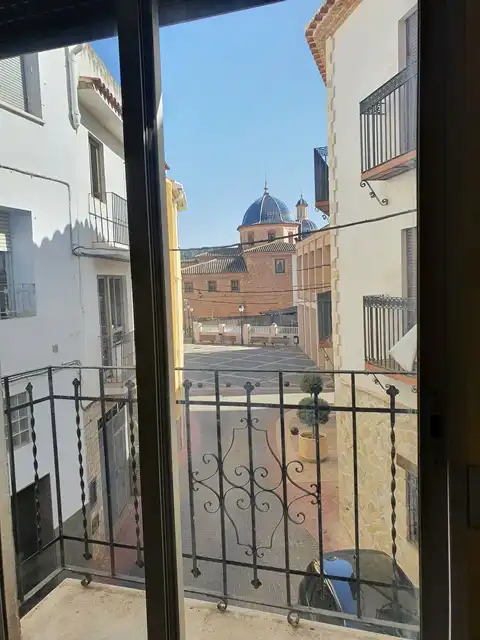Vista exterior de Casa adosada en venda en Castellnovo amb Terrassa, Traster i Balcó