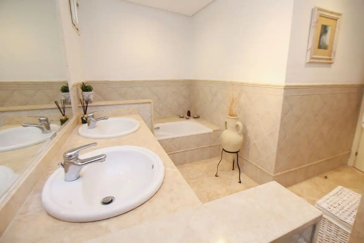 Badezimmer von Wohnungen zum Verkauf in Ojén mit Klimaanlage, Heizung und Terrasse