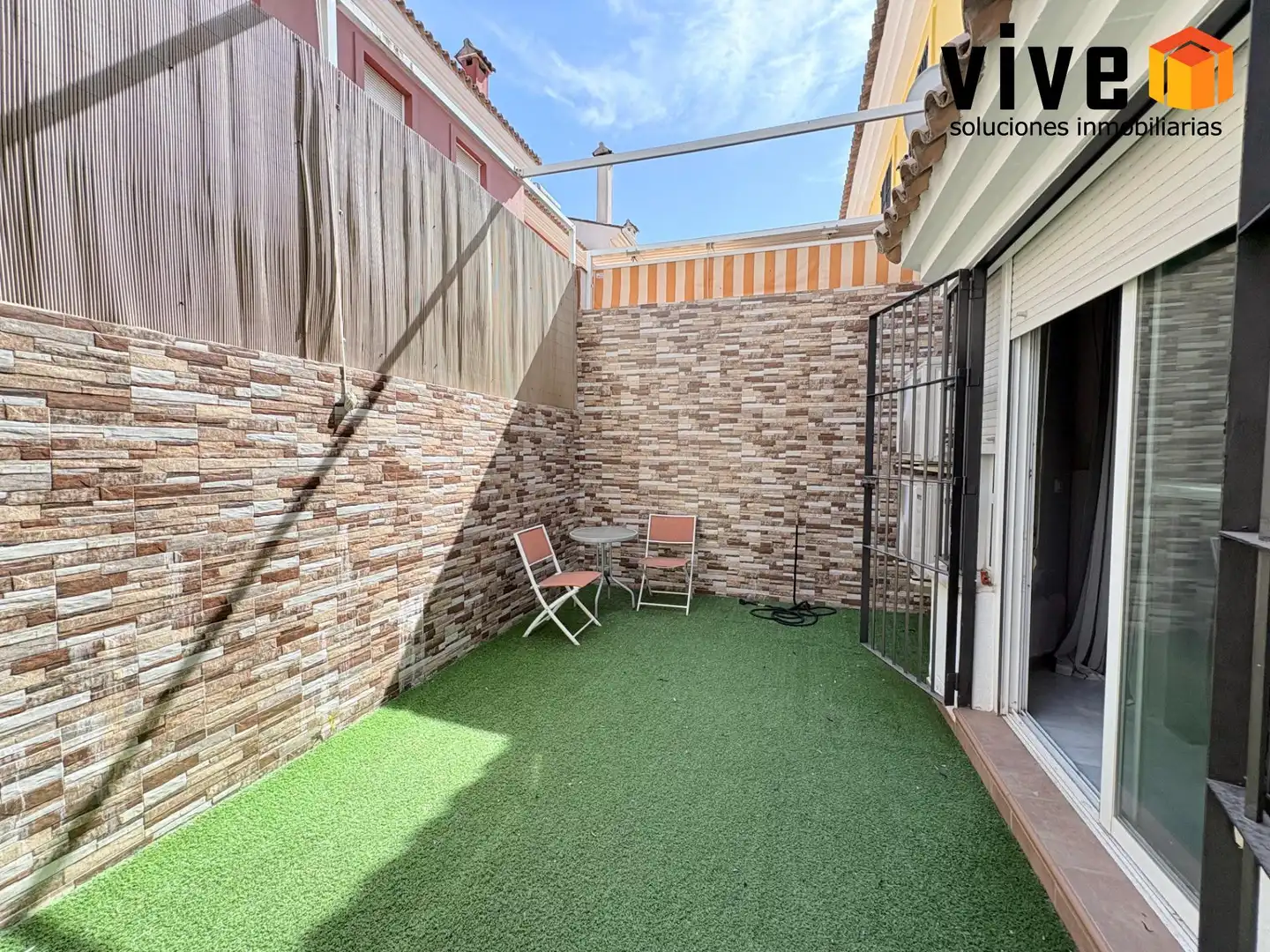 Terrassa de Casa adosada en venda en San Juan de Aznalfarache amb Aire condicionat, Calefacció i Piscina comunitària